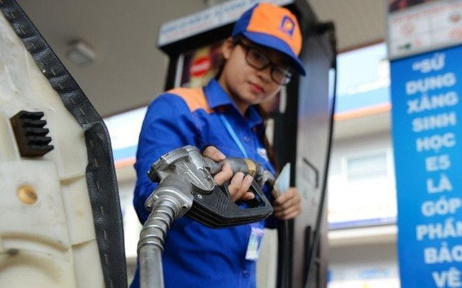 Giá xăng chịu áp lực điều chỉnh.