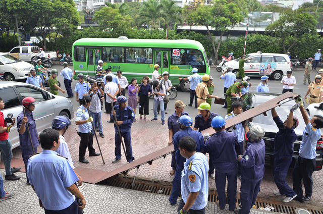 Người dân tự ý lắp những tấm tôn bịt kín rãnh thoát nước.