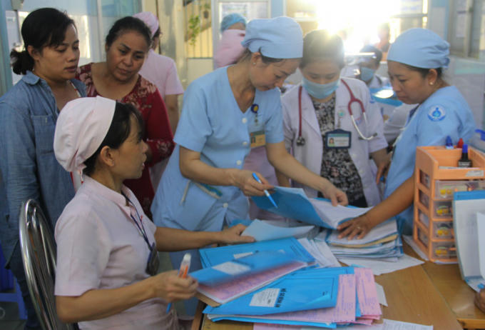 Nhân viên y tế cố xử lý công việc nhanh gọn nhất