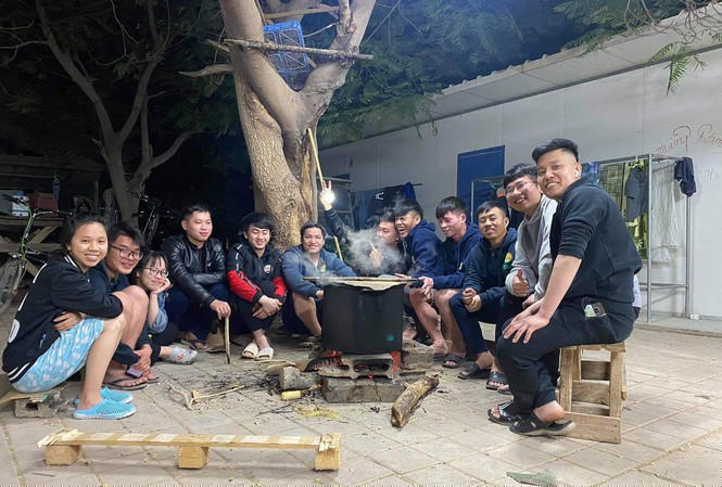 Các sinh viên và người lao động tại sa mạc Idan quây quần bên nồi bánh chưng.