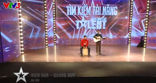 Việt Hương d&agrave;nh n&uacute;t v&agrave;ng cho  ch&agrave;ng trai khiếm thị