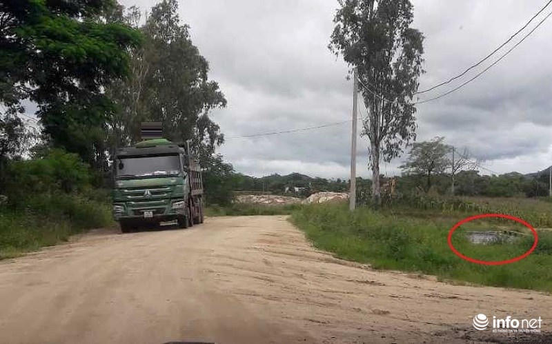 Trạm cân (vòng tròn đỏ) một bên và xe chạy một bên.