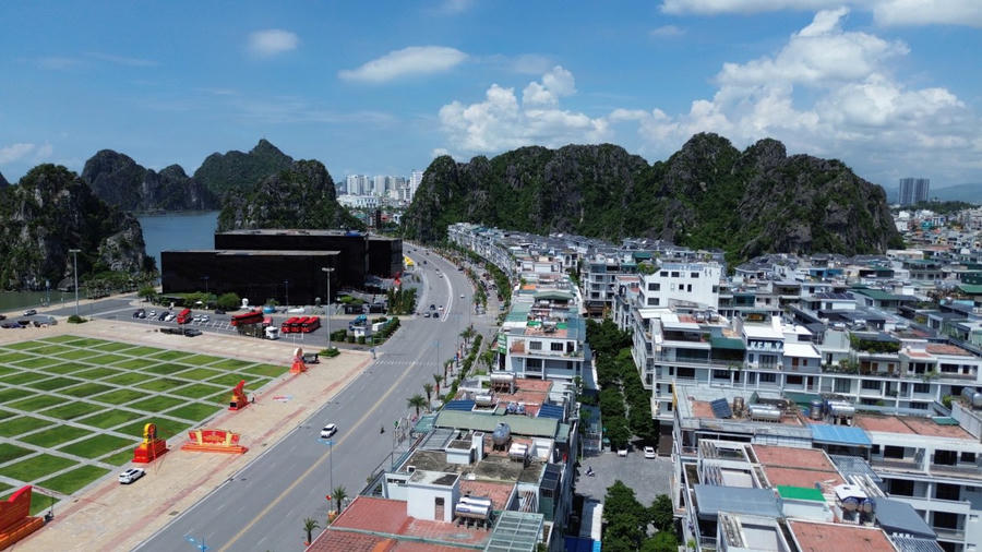 Những trục đường chính Quảng Ninh khoác lên mình diện mạo mới, rực rỡ cờ hoa, thể hiện niềm tin và kỳ vọng vào thành công của Đại hội.