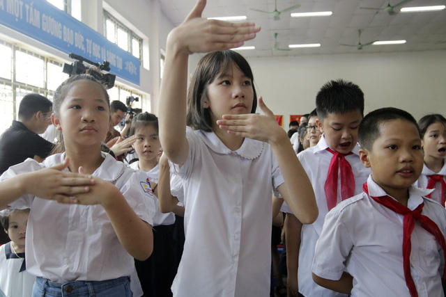 Giai đoạn 3 từ 1996 đến nay xây dựng và hoàn thiện mô hình giáo dục mới cùng tên gọi trường PTCS Xã Đàn. Các học sinh trong phút chào cờ tại lễ khai giảng.