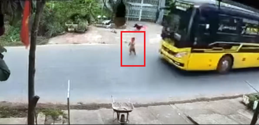 Tình huống bé trai bất ngờ lao ra đường khiến nhiều người không khỏi thót tim.