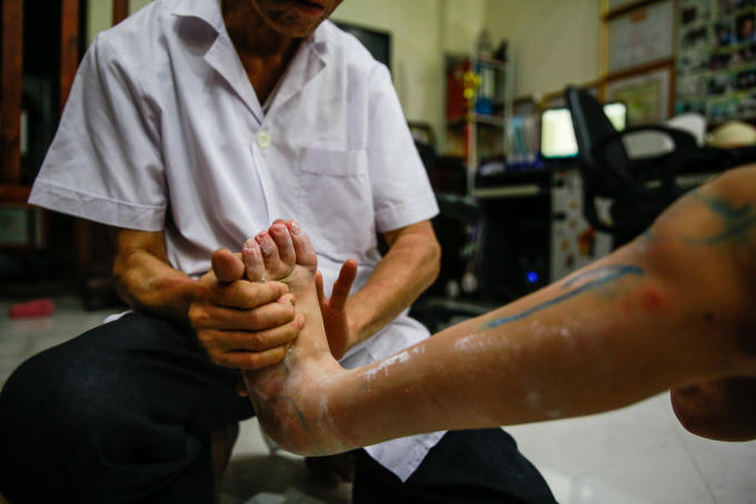 Những người đến với ông từ nhiều nơi, với nhiều dạng tật khác nhau, nhưng tất cả đều có chung một mong muốn, có một bộ phận cơ thể mới để cuộc sống được thuận tiện hơn.