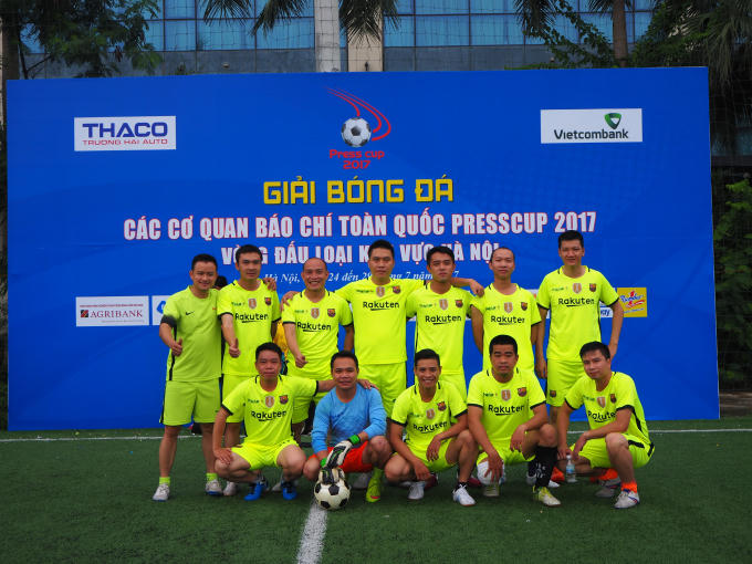 Đội bóng Pháp luật Việt Nam chụp ảnh lưu niệm trước trận đấu với đội bóng Thời báo Ngân hàng.