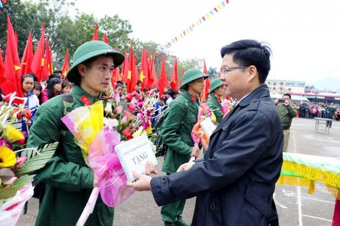 Chủ tịch Thành phố Đinh Quang Tuyên, trao quà cho các tân binh trước khi lên đường.