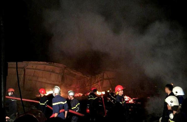 Lực lượng PCCC đang dập lửa.