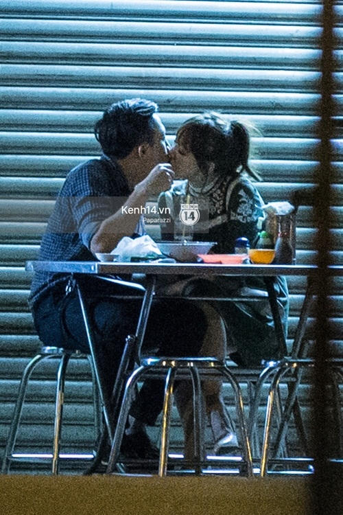 Nam MC đút đồ ăn thức uống cho Hari Won.