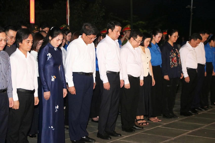 Đoàn công tác tưởng niệm, dâng hương tại Nghĩa trang Liệt sĩ tỉnh Tuyên Quang. (Ảnh: TP).
