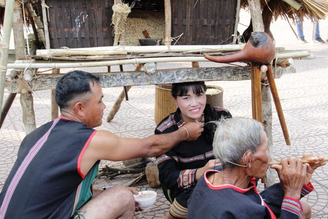 Bôi bột gạo và huyết gà vào cổ để cầu chúc sức khỏe
