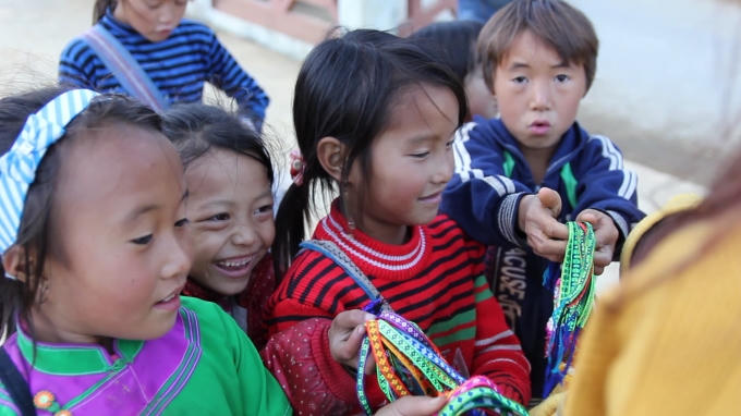 Nụ cười rạng rỡ của cô bé khi bán được hàng cho du khách. Những món đồ các em bán là quà lưu niệm chỉ có giá 10 - 20.000 đồng.