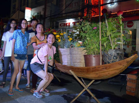 Các du khách thích thú chụp ảnh lưu niệm tại đường hoa.