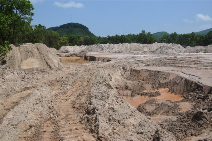 Phần thân đập bị vỡ có chiều dài 5m, chiều rộng 2m hiện đã được gia cố. Ảnh: LP