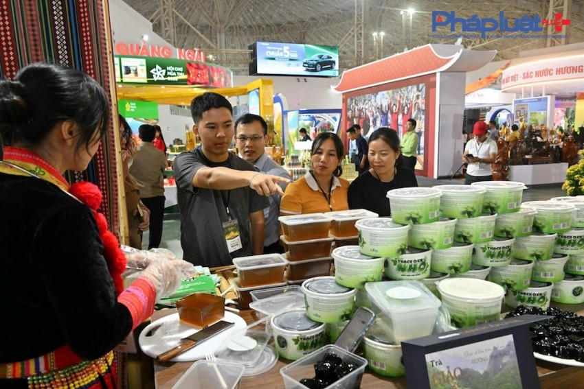 Hội chợ thu hút đông đảo người dân với nhiều sản phẩm trưng bày phong phú, đa dạng.