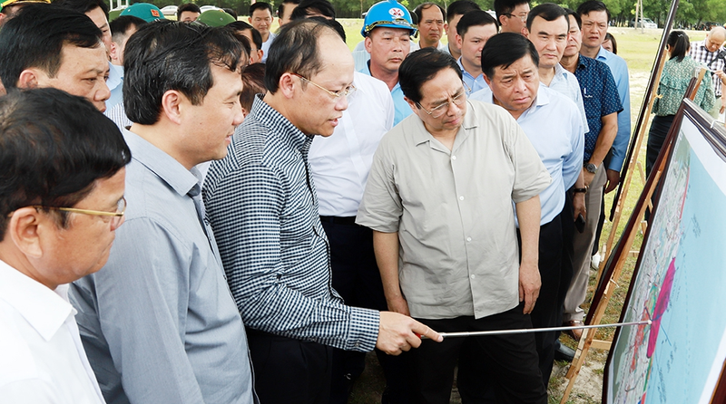 Thủ tướng Chính Phủ Phạm Minh Chính nghe lãnh đạo Hà Tĩnh báo cáo một số nội dung liên quan đến dự án mỏ sắt Thạch Khê.