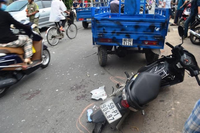 Xe máy và xe ba gác tại hiện trường.