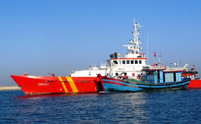 Tàu SAR411 lai dắt tàu NĐ 92666 TS gặp nạn vào bờ.