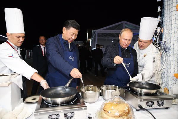 Tổng thống Nga Vladimir Putin và Chủ tịch Trung Quốc Tập Cận Bình trổ tài làm bánh.