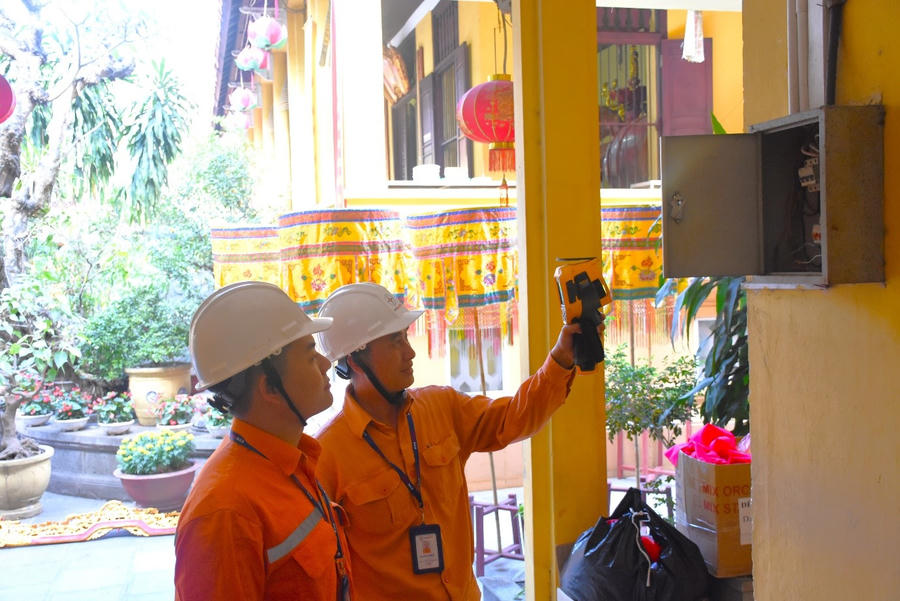 EVNHANOI kiểm tra tình trạng hoạt động của thiết bị tại Chùa Quán Sứ