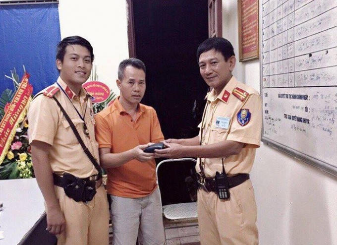 Anh Hải vui mừng nhận lại tài sản sau khi bị mất.