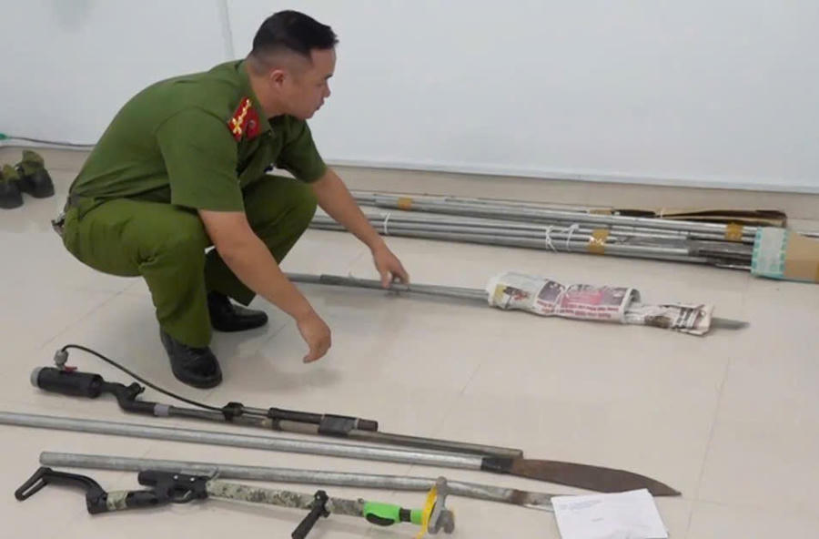 Công an thu giữ nhiều hung khí sau vụ hỗn chiến. Ảnh: N.X
