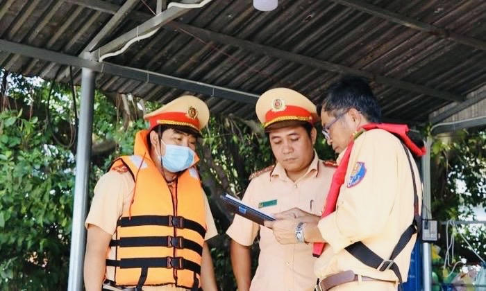 Lực lượng công an có mặt tại hiện trường lập hồ sơ phục vụ điều tra nguyên nhân.