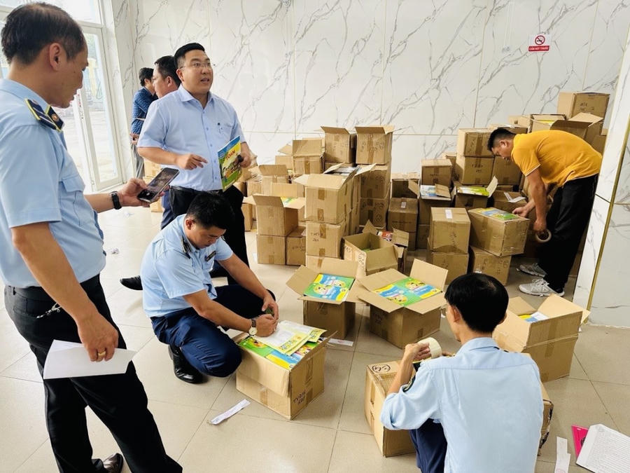 Lực lượng chức năng kiểm tra lô hàng sách giáo khoa.