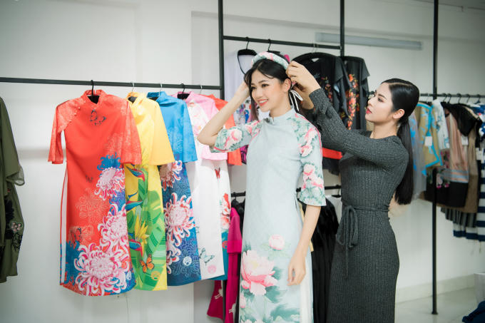 Hoa hậu Ngọc H&acirc;n tận t&igrave;nh sửa trang phục cho Mỹ Linh, Thanh T&uacute;
