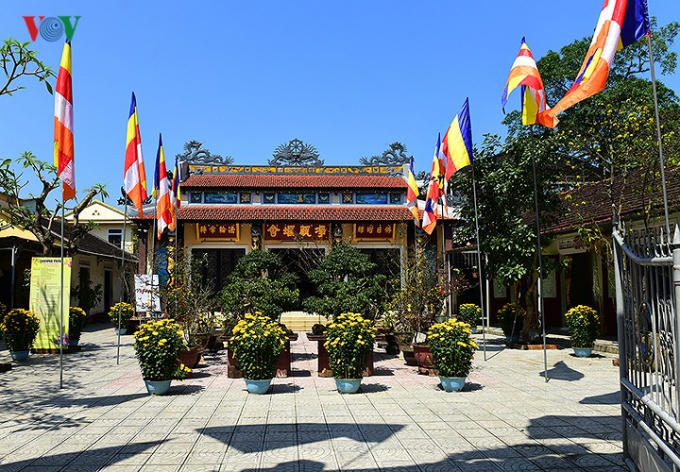 Một ngôi chùa được trang hoàng hoa mai, hoa cúc vàng rực rỡ dưới nắng Xuân.