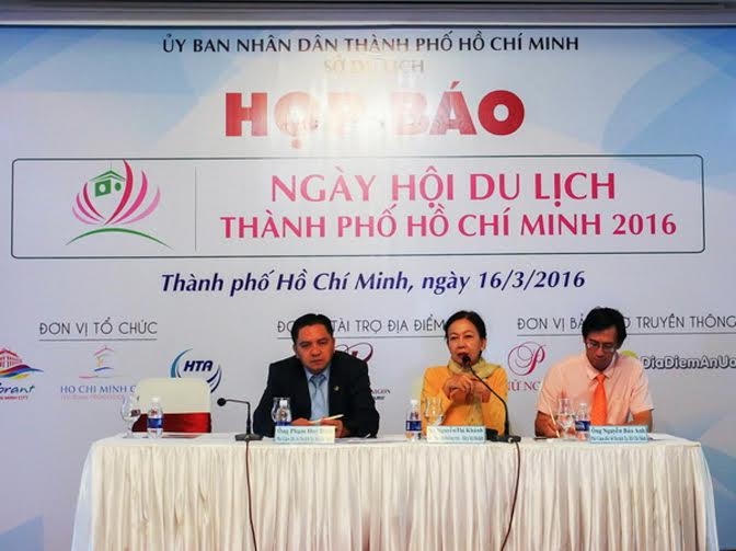 Bà Nguyễn Thị Khánh (giữa), Phó chủ tịch Hiệp hội Du lịch TPHCM phát biểu.