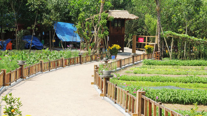 Đường vào khu nghỉ dưỡng "chui".