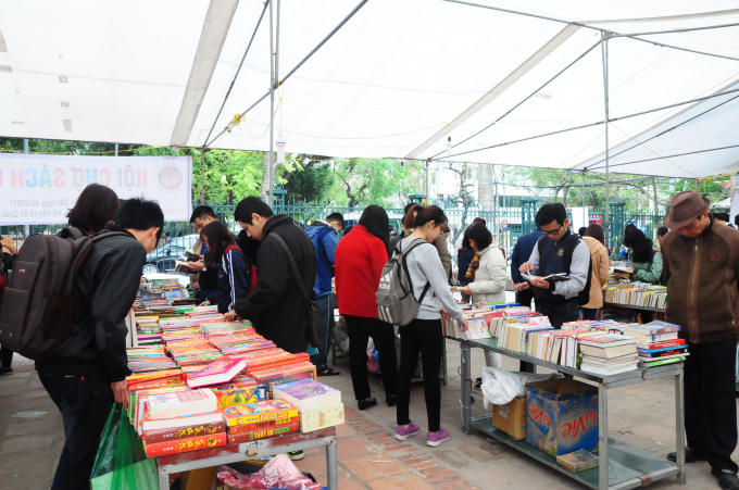 Nhiều bạn đọc đã có mặt từ rất sớm để chọn cho mình những cuốn sách ưng ý.
