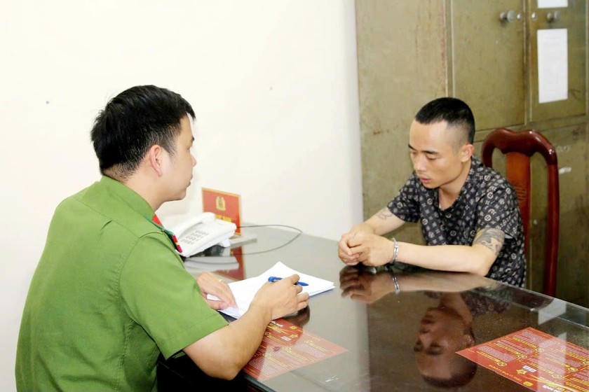 Đối tượng Cồ Huy Lợi giả vờ vào tiệm mua vàng, nhân lúc người bán sơ hở để cướp giật.
