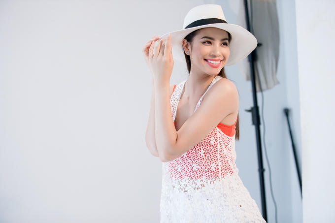 Phạm Hương diện áo tắm cổ điển, quyết tâm theo đuổi phong cách gợi cảm, năng động