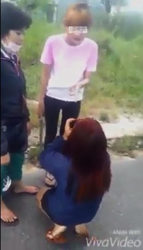 Bắt quỳ xuống đất.