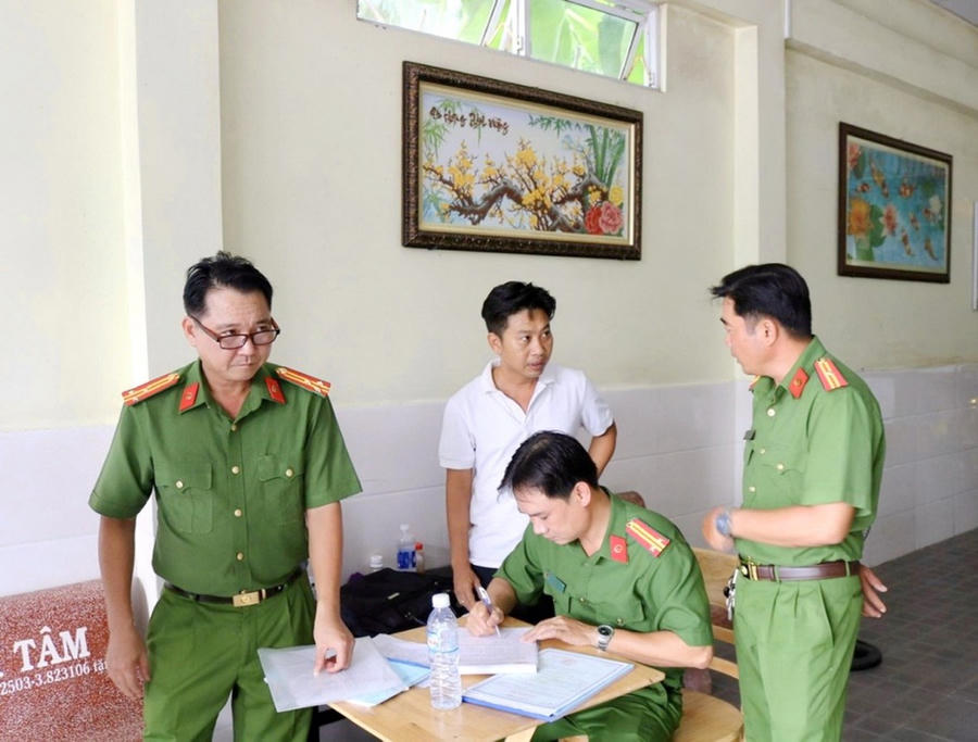 Lực lượng Cảnh sát QLHC về TTXH Công an tỉnh Cà Mau, kiểm tra hành chính cơ sở kinh doanh có điều kiện về ANTT trên địa bàn phường Bạc Liêu.