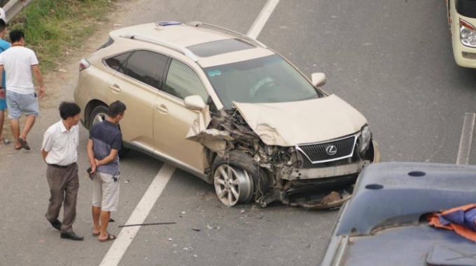 Ô tô Lexus RX350 biến dạng, vỡ lốp sau tai nạn với ô tô Toyota Fortuner trên Đại lộ Thăng Long