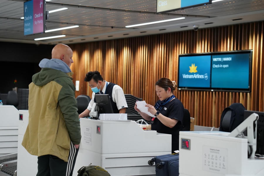 Hành khách làm thủ tục lên một chuyến bay Vietnam Airlines từ Melbourne đi Hà Nội.