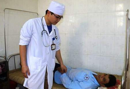 Bệnh nhân Nguyễn Đình Nhàn tại khoa Truyền nhiễm bệnh viện Đa khoa Thanh Hóa đã tỉnh táo nhưng thính lực giảm.