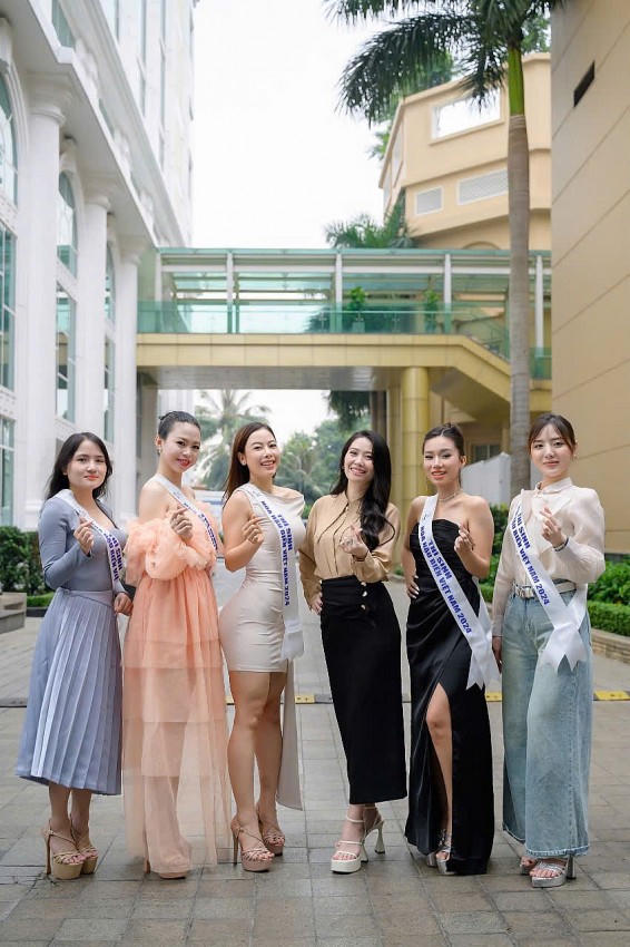 Th.s, Hoa hậu Lê Thị Thơ - chủ tịch cuộc thi trao sash và chụp ảnh cùng các thí sinh.