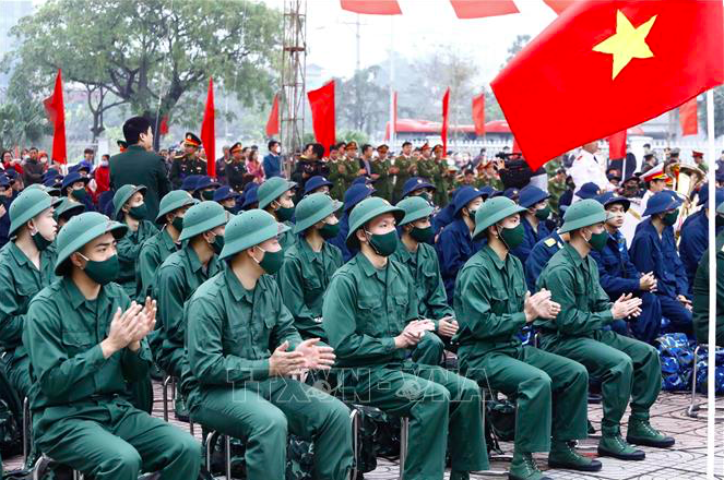 Tân binh huyện Gia Lâm (Hà Nội) phấn khởi lên đường nhập ngũ. Ảnh tư liệu: An Đăng/TTXVN