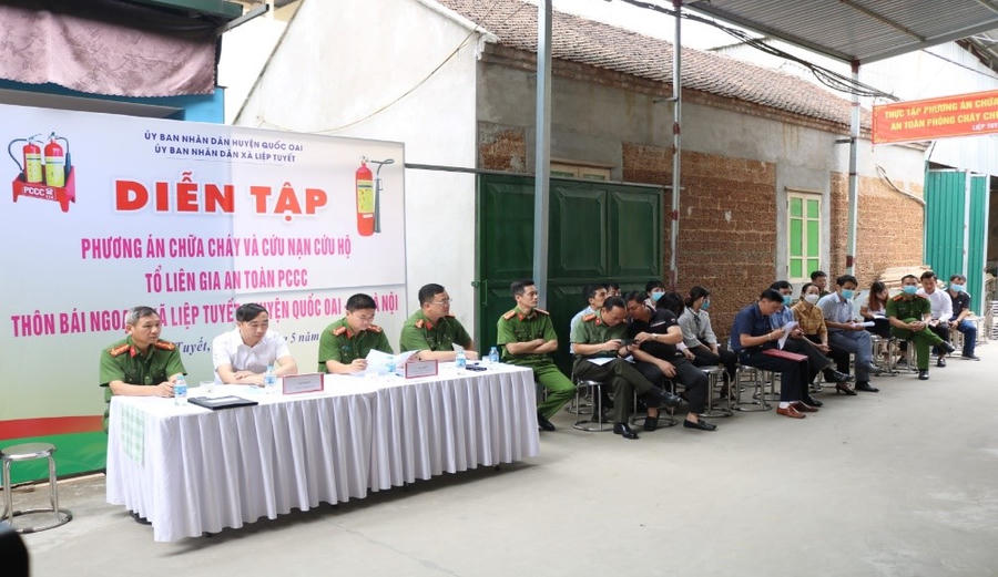 Các đồng chí lãnh đạo dự buổi diễn tập