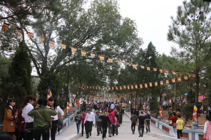 Từ sáng sơm của ngày đầu khai hội (08/2), hàng nghìn du khách đã về với quê hương Kinh Bắc nghe các liền anh liền chị hát quan họ, chơi các trò chơi dân gian...