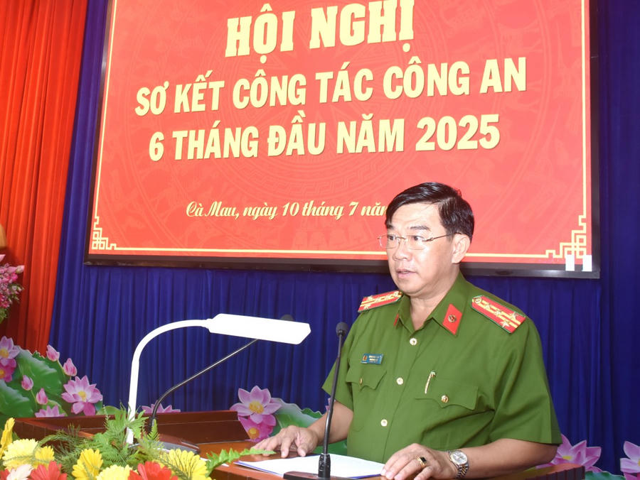 Đại tá Châu Quốc Huy - Tỉnh ủy viên, Phó Giám đốc Công an tỉnh Cà Mau, thông qua báo cáo tình hình, kết quả Công an tỉnh Cà Mau đạt được trong 6 tháng đầu năm 2025.