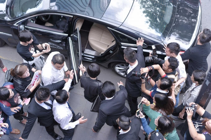 Có khá đông phóng viên theo chân Xa Thi Mạn tới shop của Lý Nhã Kỳ