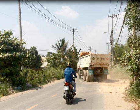 Các xe ra vào ăn hàng tại các bến bãi.