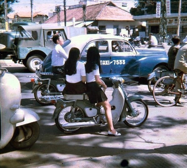 Chiếc váy ngắn xếp li không khác những cô gái hiện đại.