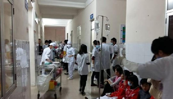 Đội ngũ y bác sĩ tại bệnh viện Việt Tiệp được huy động tối đa để cấp các công nhân nghi bị ngộ độc.